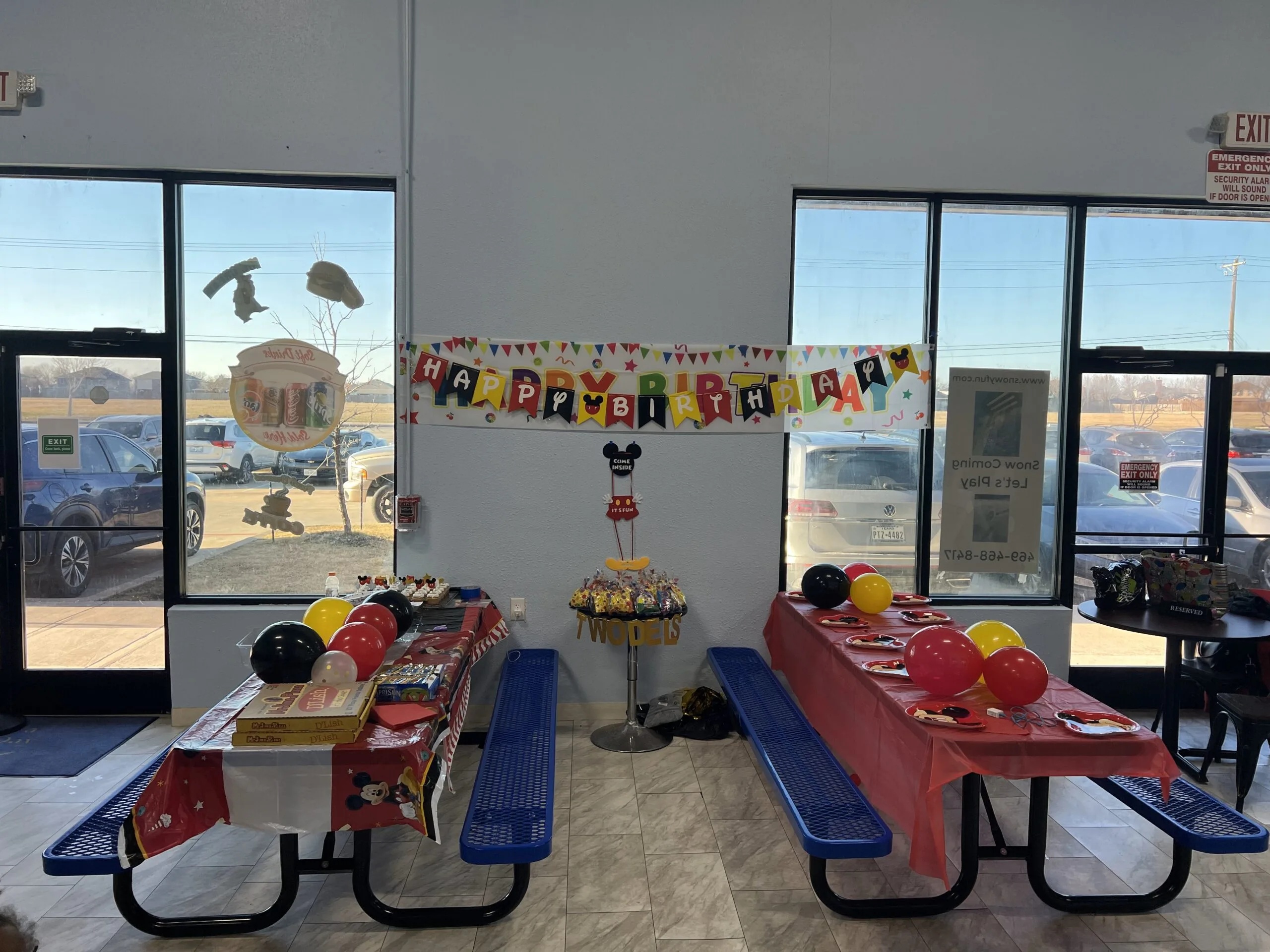 Snowy fun reserved table party , Free solid color decoration